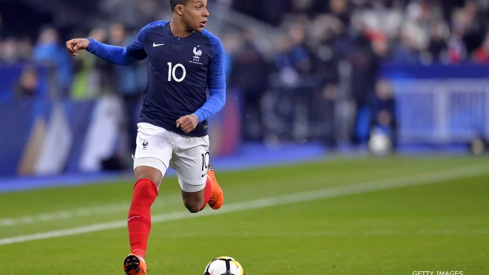 post card blog-como-evitar-que-se-bajen-las-medias-mbappe.webp