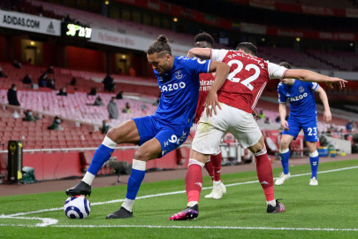 Marcelo, Calvert-Lewin et d'autres joueurs avec des crampons noirs