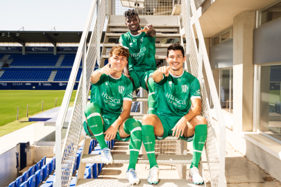 Le troisième maillot du Huesca saison 23/24.