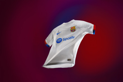 Le FC Barcelona présente son deuxième maillot pour la prochaine saison