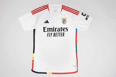 Blanche et rouge, voici le troisième maillot du SL Benfica 2023/24