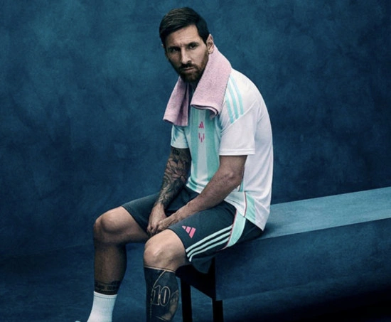 card Nouveaux crampons pour Leo Messi