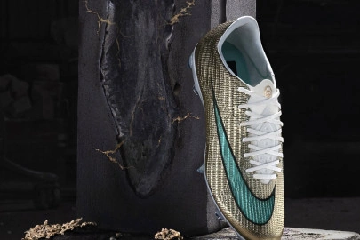 Nouveaux crampons pour Kylian Mbappé
