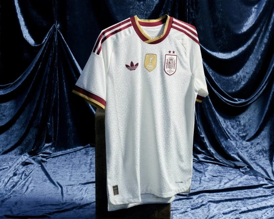 card Le maillot blanc de l'équipe d'Espagne à deux étoiles.