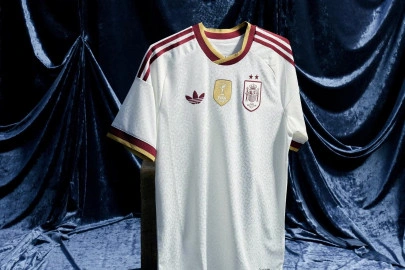 Le maillot blanc de l'équipe d'Espagne à deux étoiles.